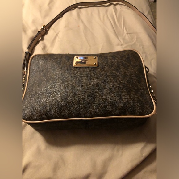 Michael Kors signature leather crossbody - Picture 5 of 6